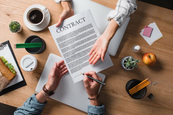 Een contract ondertekenen
